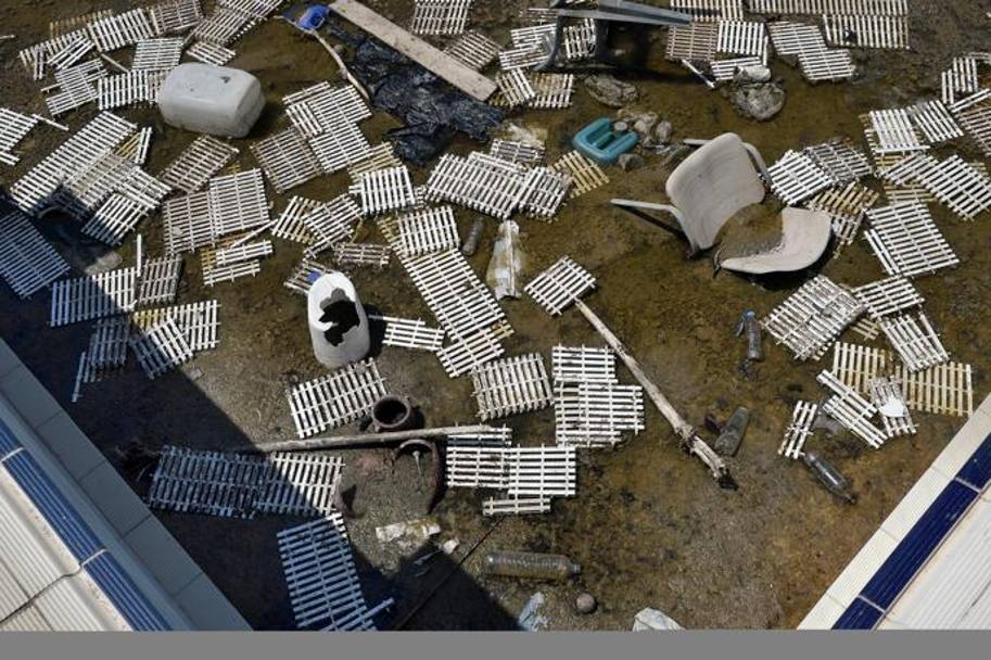 Rifiuti di ogni genere, abbandonati all’interno della piscina del Villaggio Olimpico di Atene. Getty Images